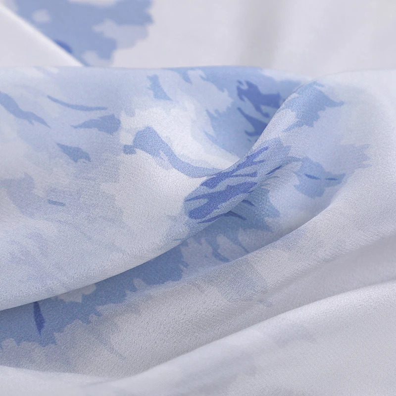 

Очаровательная синяя белая шелковая крепдешинная ткань шириной 140 см шириной 16 мм с принтом для классической рубашки, пижамных брюк, швейный материал «сделай сам», R2370