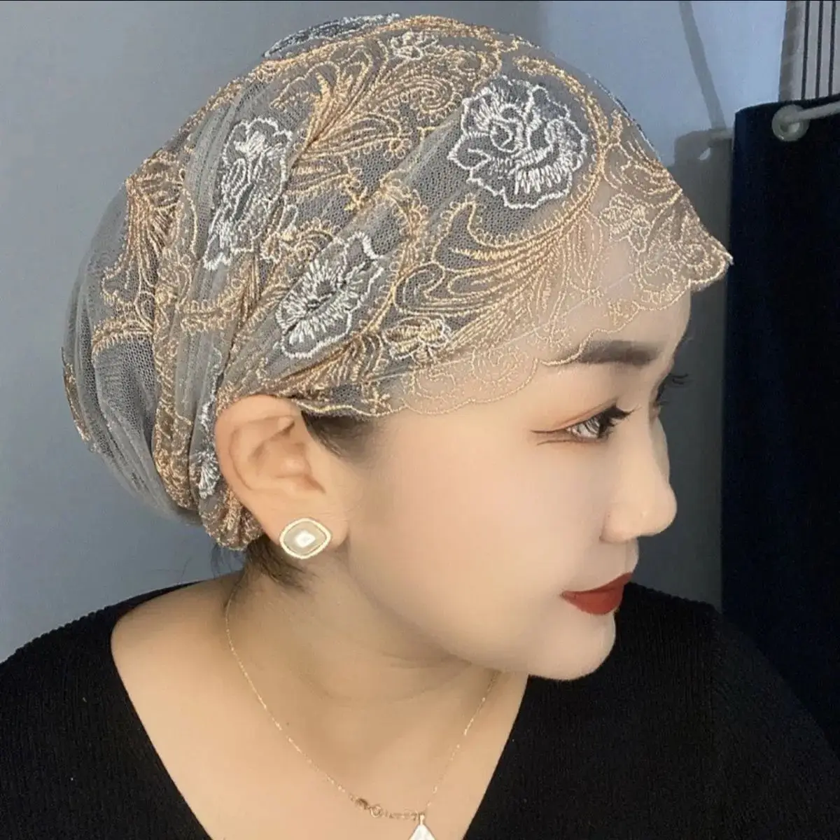 卸売4枚入りムスリム女性用ヒジャブ二重メッシュ生地刺繍帽子ホームパーティー用ヘッドウェア黒灰色エスニックキャップ
