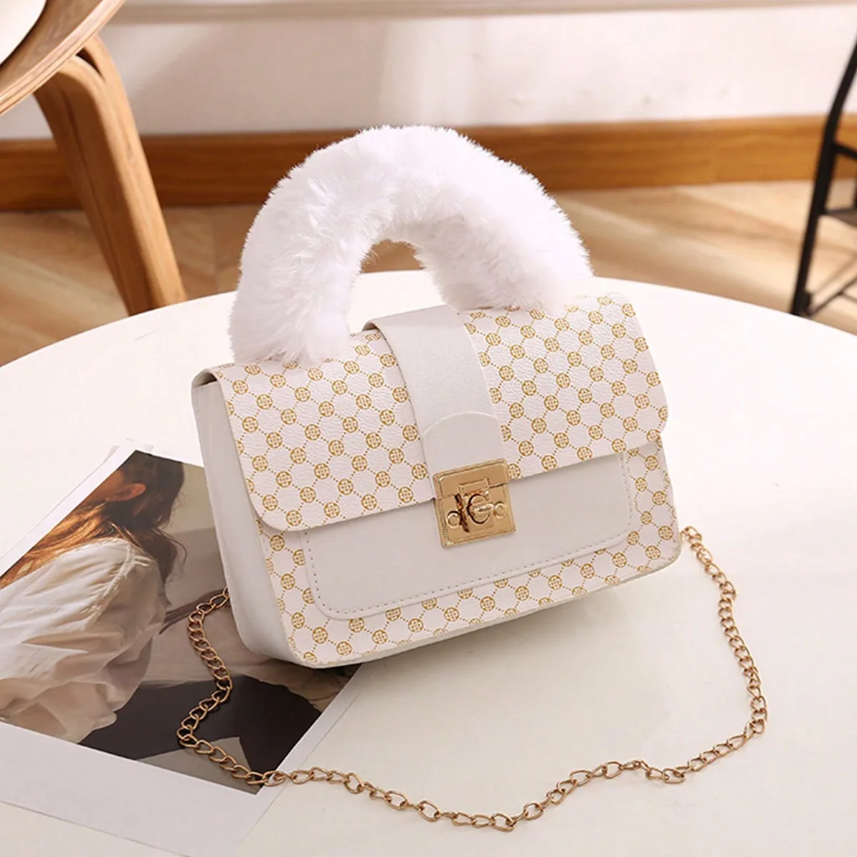 

Белая квадратная сумка через плечо с пушистой ручкой и золотистым цепочным ремешком