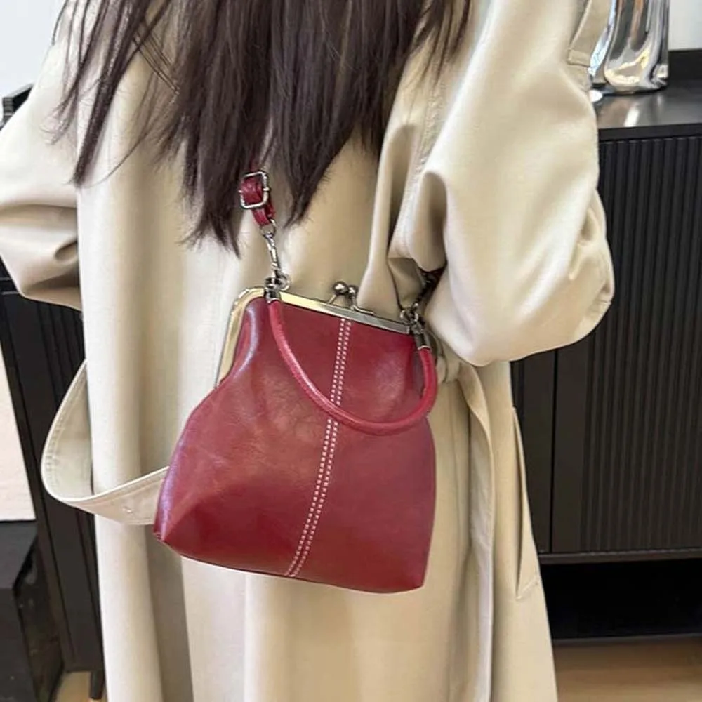 

Elegant Kiss Lock Shoulder Bag Large Capacity Solid Color Chinese Style Crossbody Bag Anti-splash Water PU Leather