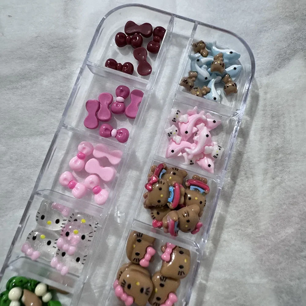 12 grilles dessin animé bronzage Kitty breloques pour ongles 3D peau noire hawaïenne HelloKitty décorations pour ongles y2k arc Hello Kitty strass pour ongles