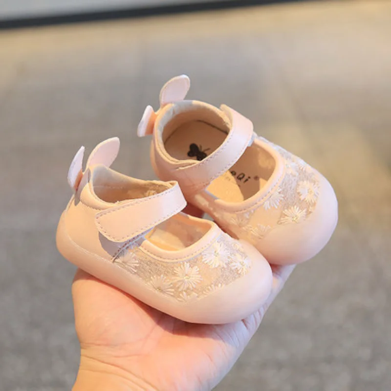 Sandalias planas para bebé y niña, zapatos de princesa de malla con flores, de fondo suave, antideslizantes, para primeros pasos, novedad de verano