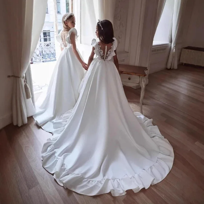 فساتين فتاة الزهور البيضاء لحفلات الزفاف مزينة بالدانتيل بطول الأرض فستان فتاة لالتقاط الصور فساتين التواصل الأول حسب الطلب