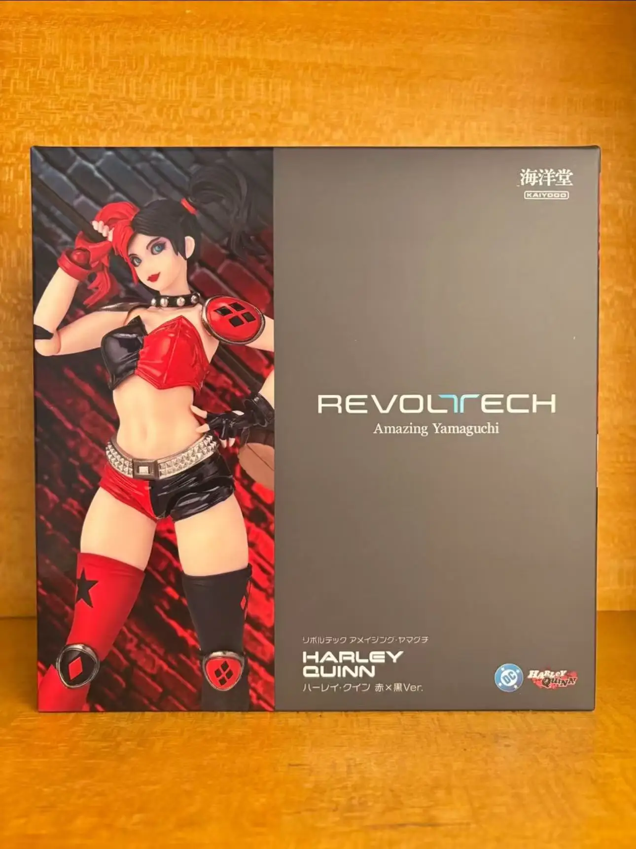 تقنية عجلة Kaiyodo Harley Quinn باللونين الأسود والأحمر Harley Quinn DC Comics Venue Limited Edition #1