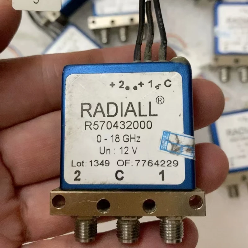 

Импортированный RADIALL R570432000 DC-18 ГГц 12 В SPDT RF механический коаксиальный переключатель