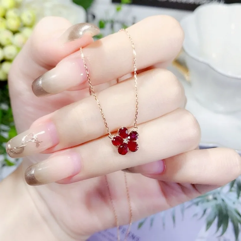 Light luxury flower ruby pendant for women classic and simple five leaf grass red collar chain pendant daily party jewelry gift