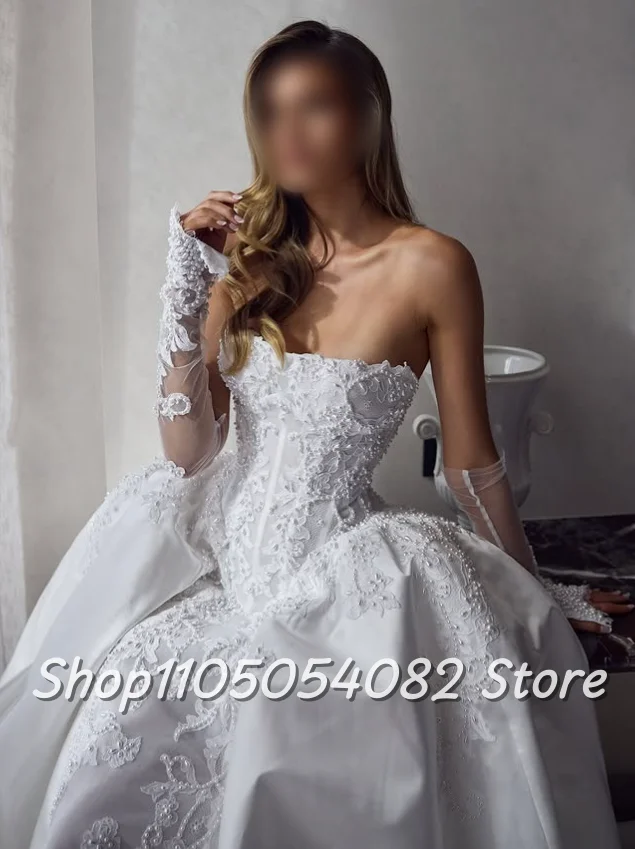 Customized Exquisite Noble White Sheath Wedding Dress Strapless Lace Appliqued Beaded A-Line Pleated and Floor Length Bridal Gow
