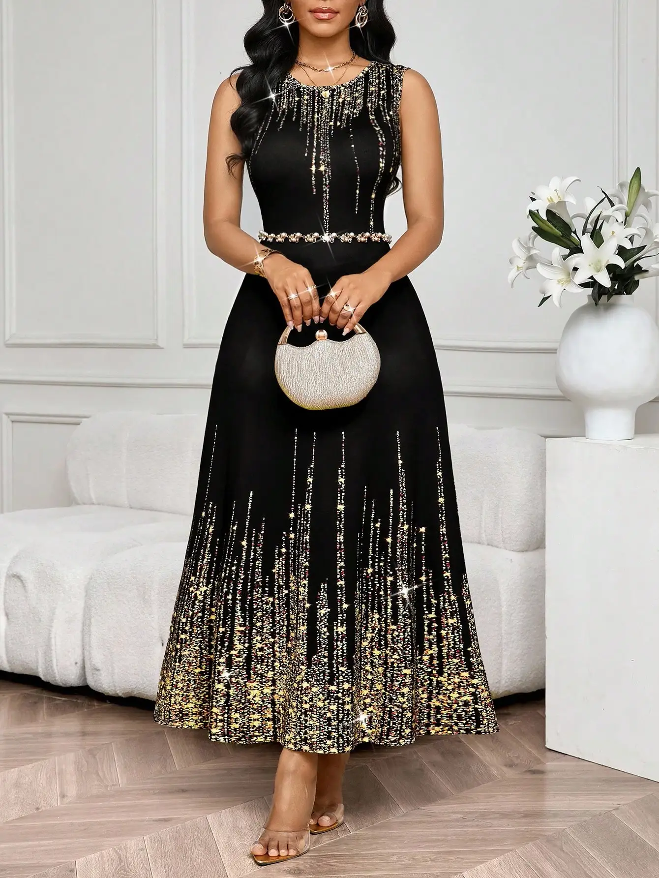 

Элегантное черное платье макси без рукавов с золотым блестящим принтом в виде капель