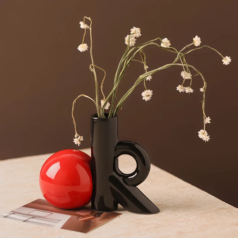 

Креативная антикварная керамическая ваза с украшениями, книжная полка, размещенная гостиная, рабочий стол, сухоцветы, красивая цветочная композиция.