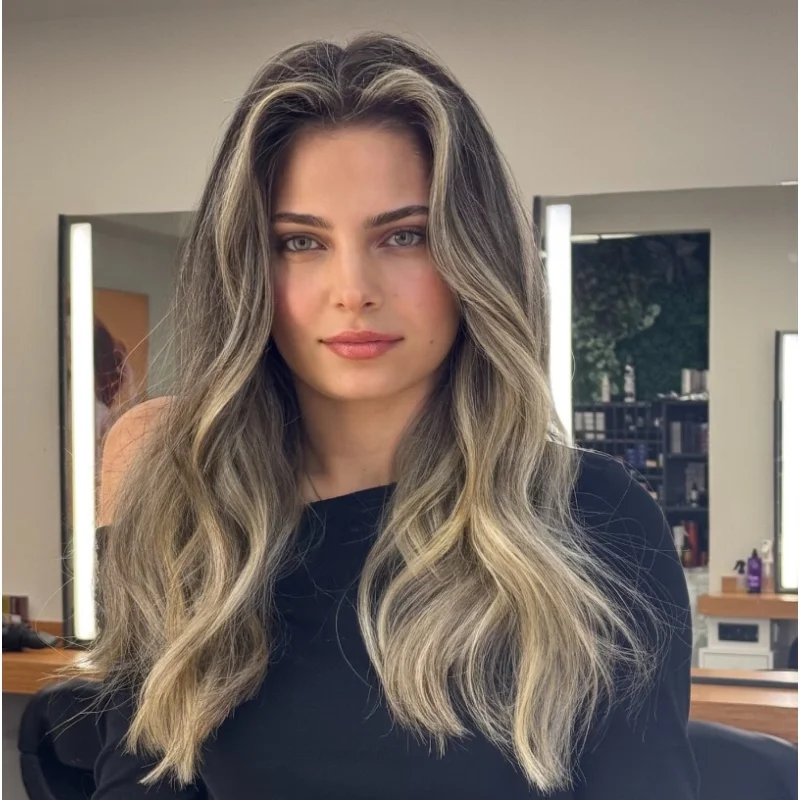 Wig Frontal Renda Akar Gelap dengan Sorotan Pirang Wig Gelombang Air Bagian Tengah Wig Garis Pirang Wig Lembut Alami Kualitas Tinggi