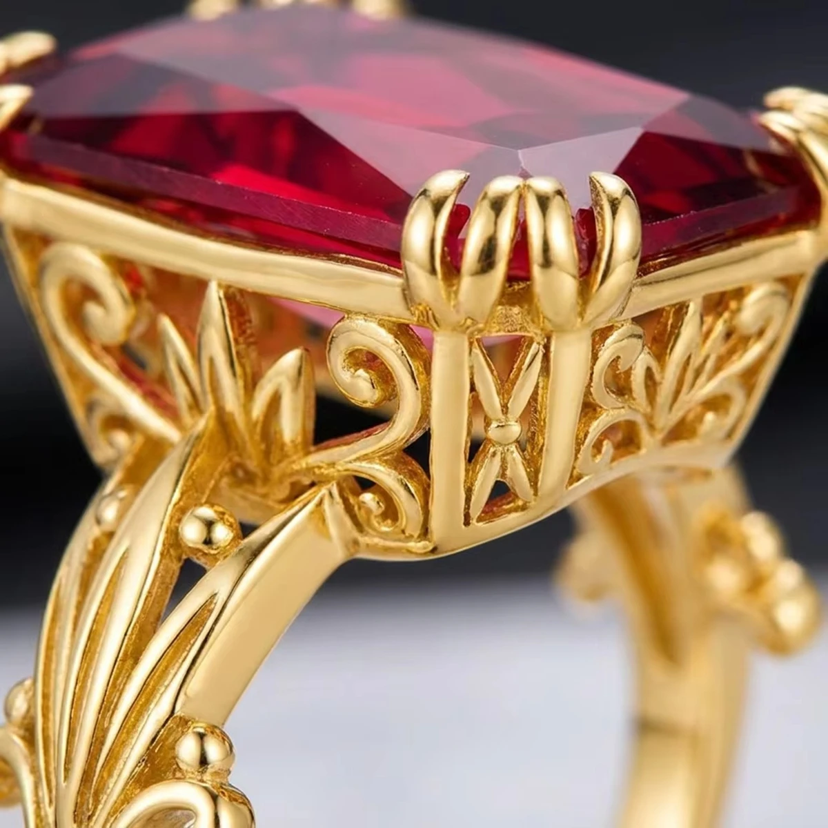 18K Goldfarbener Ring mit rotem Rubin für Damen, Retro 925 Sterling Silber Hochzeits- und Verlobungsschmuck mit Hohlmuster – Detail 3