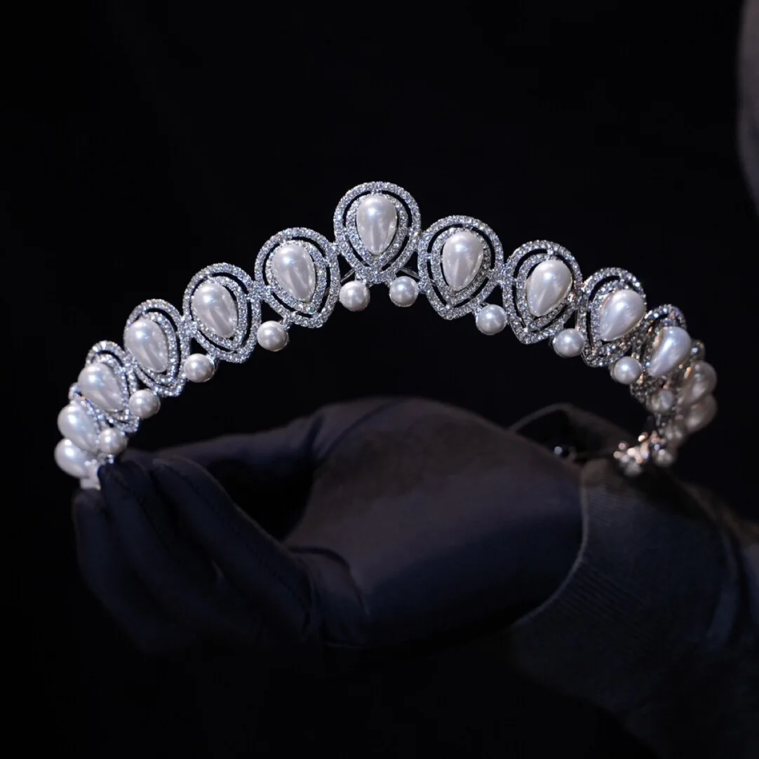 

Сверкающая тиара с жемчугом и цирконами для невесты, элегантная свадебная повязка на голову, аксессуары для волос невесты, вечерняя одежда