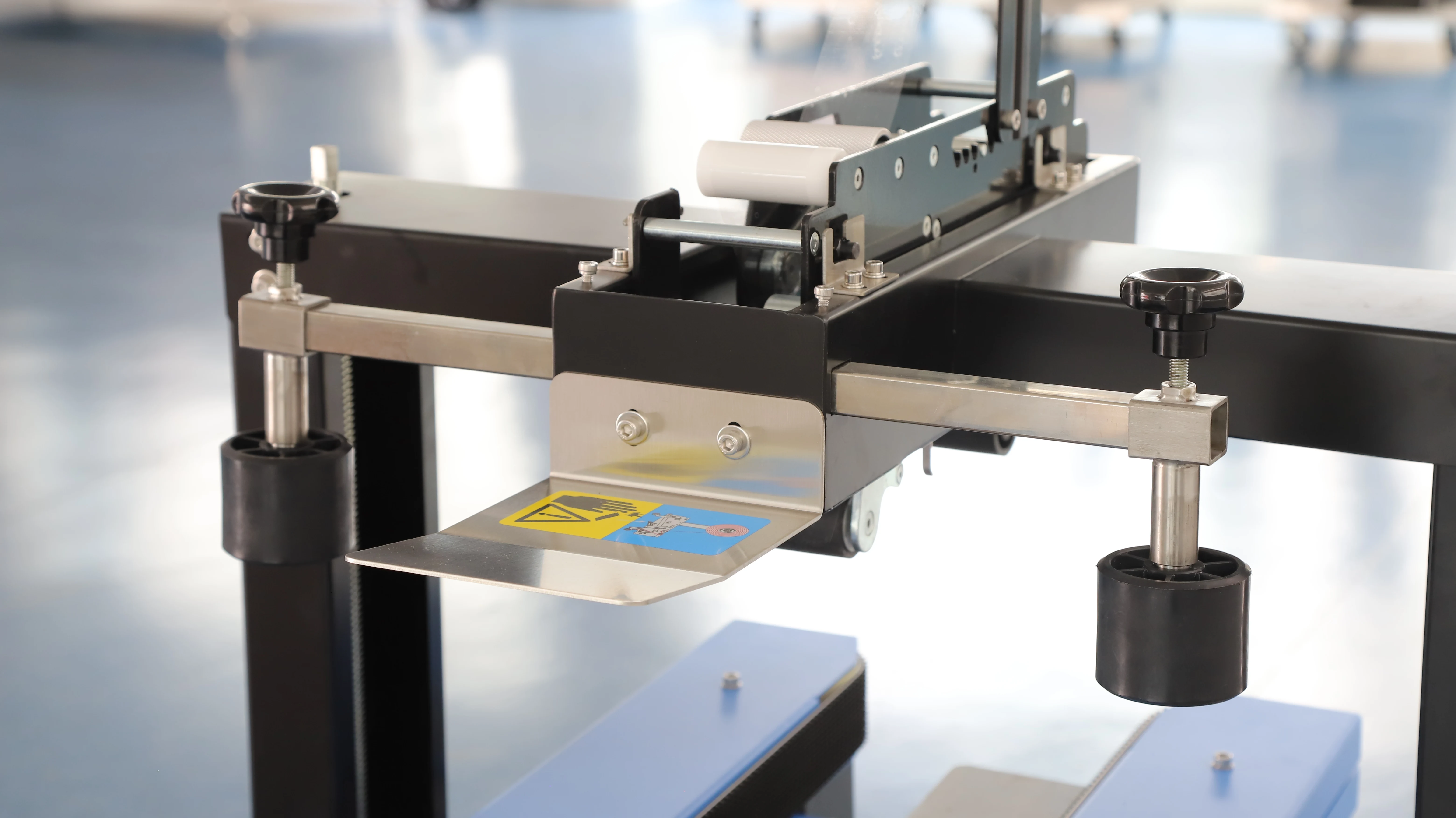 Venta calienteFXJ-4030A Hualian Máquina selladora de cartón semiautomática económica y liviana para uso en comercio electrónico