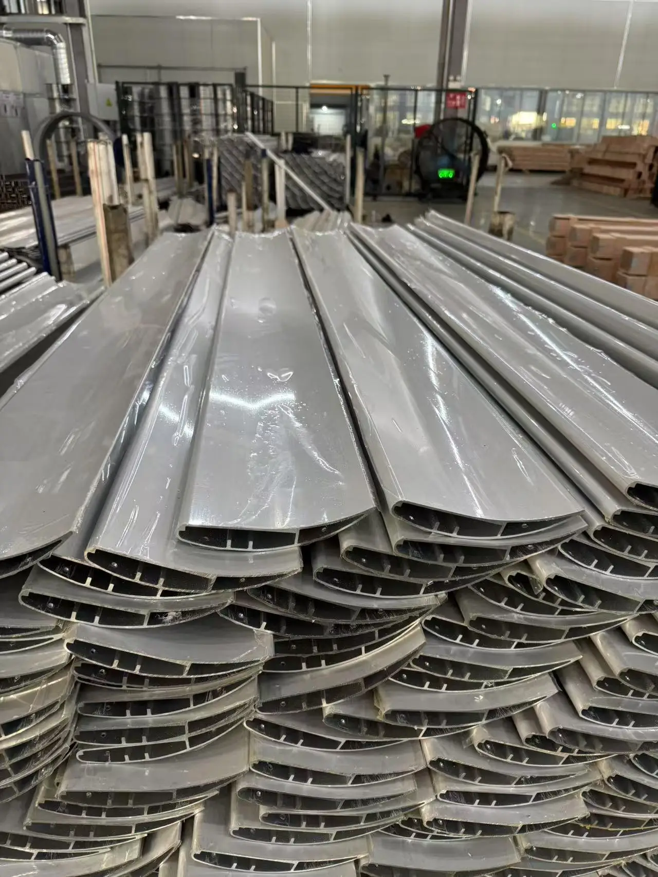 مروحة سقف صناعية HVLS موفرة للطاقة 4.3 م/14 قدم من الألومنيوم لمصنع صالة الألعاب الرياضية ذات المساحة الكبيرة