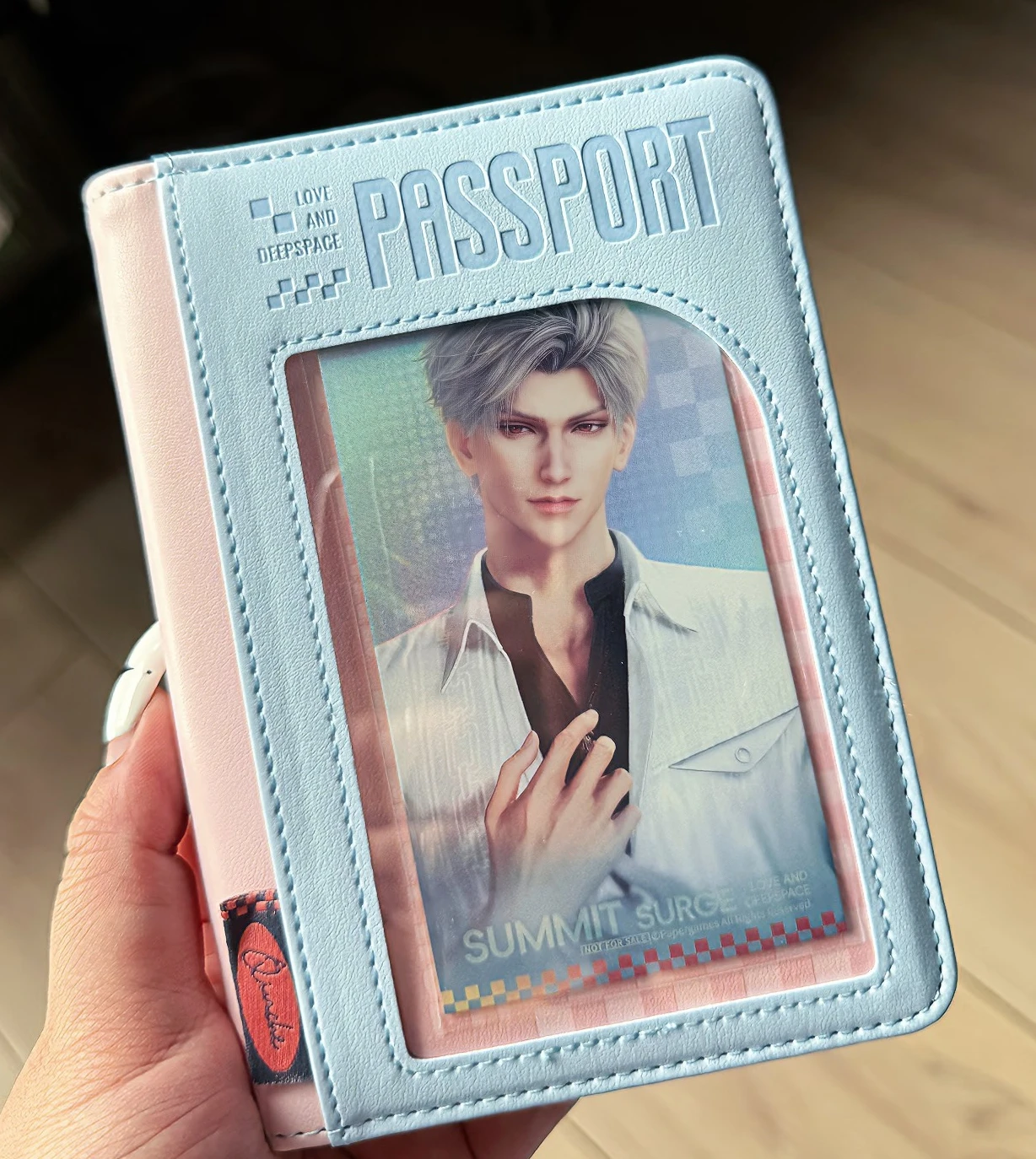 Officieel op voorraad Love and Deepspace Wander in Wonder Sylus Roterende standaard Paspoorthouder Badge Bagagelabel Kaarthanger