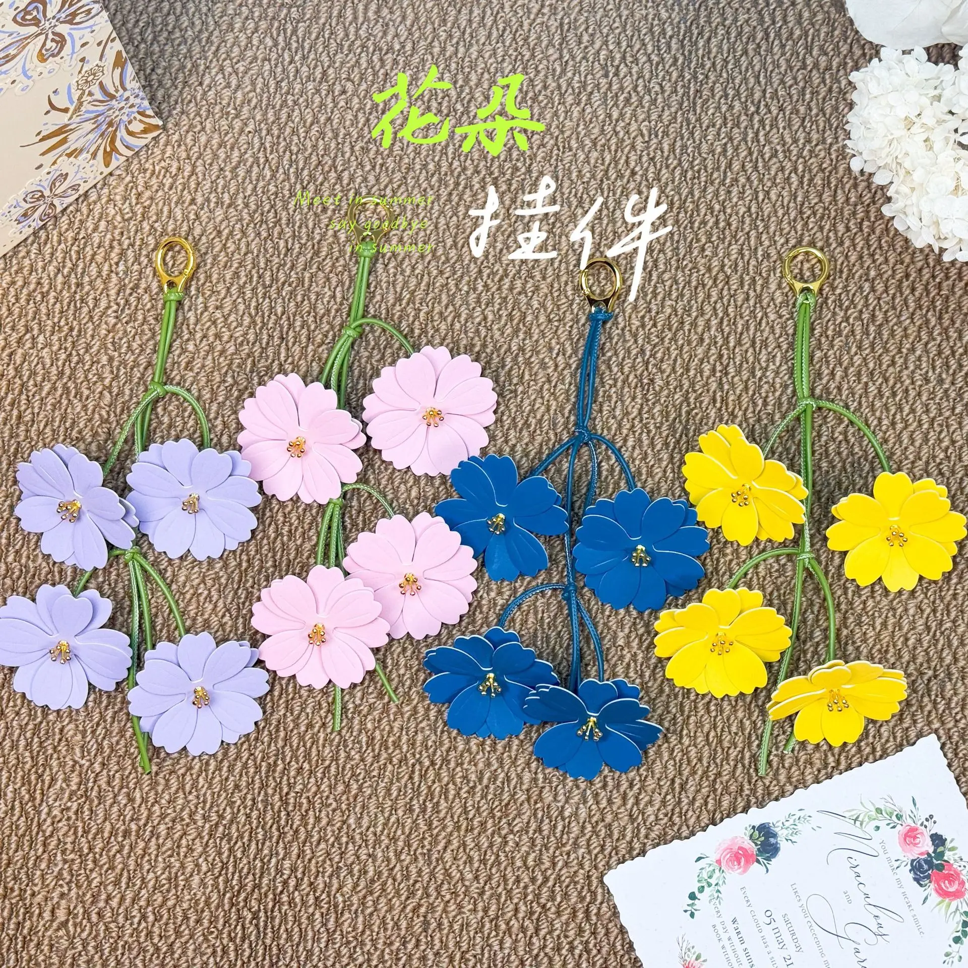 桜の花の手作り革製織りキーホルダー飾り、ユニークなベルフラワー装飾ハンギングペンダント、バッグ用、新作