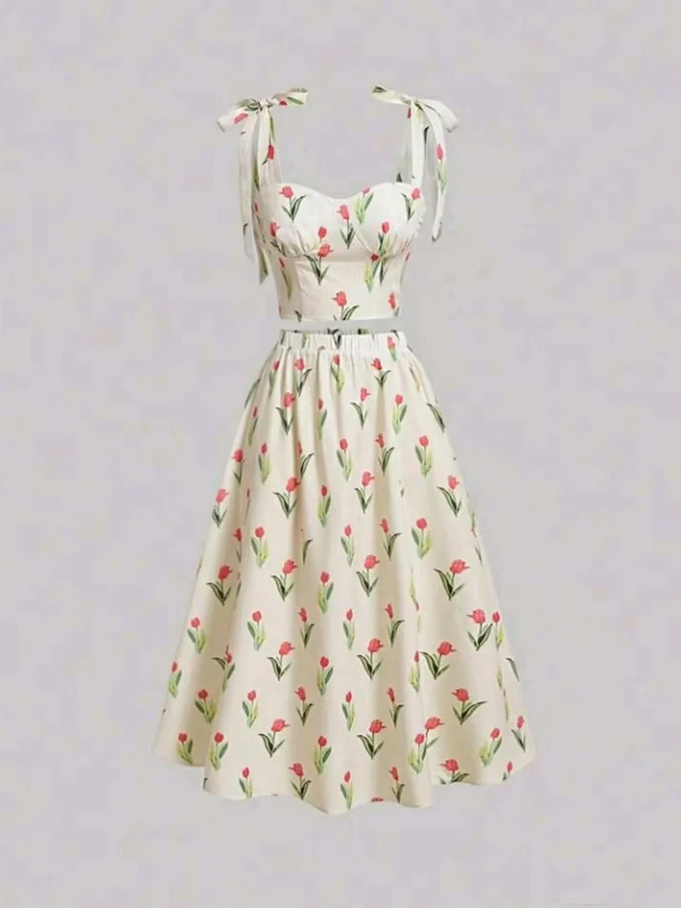 

Элегантный комплект из топа с цветочным принтом и юбки-миди