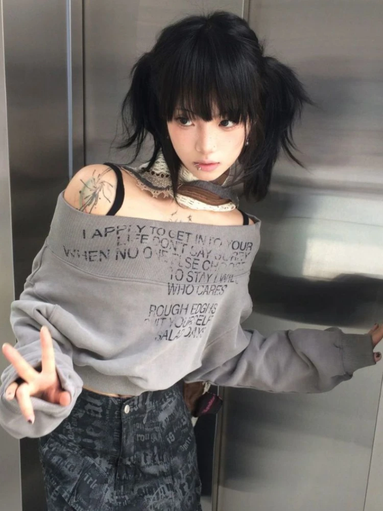 Deeptown Vintage Off spalla felpe donna Grunge Kpop lettera stampa felpe Harajuku Slash Neck Crop top Trashy Y2K 2000s