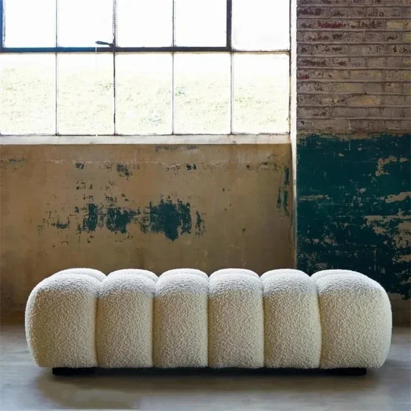 

Диван из овечьей шерсти кремового цвета, спальня, табурет для пеленания обуви в конце кровати, легкая роскошь, скамейка