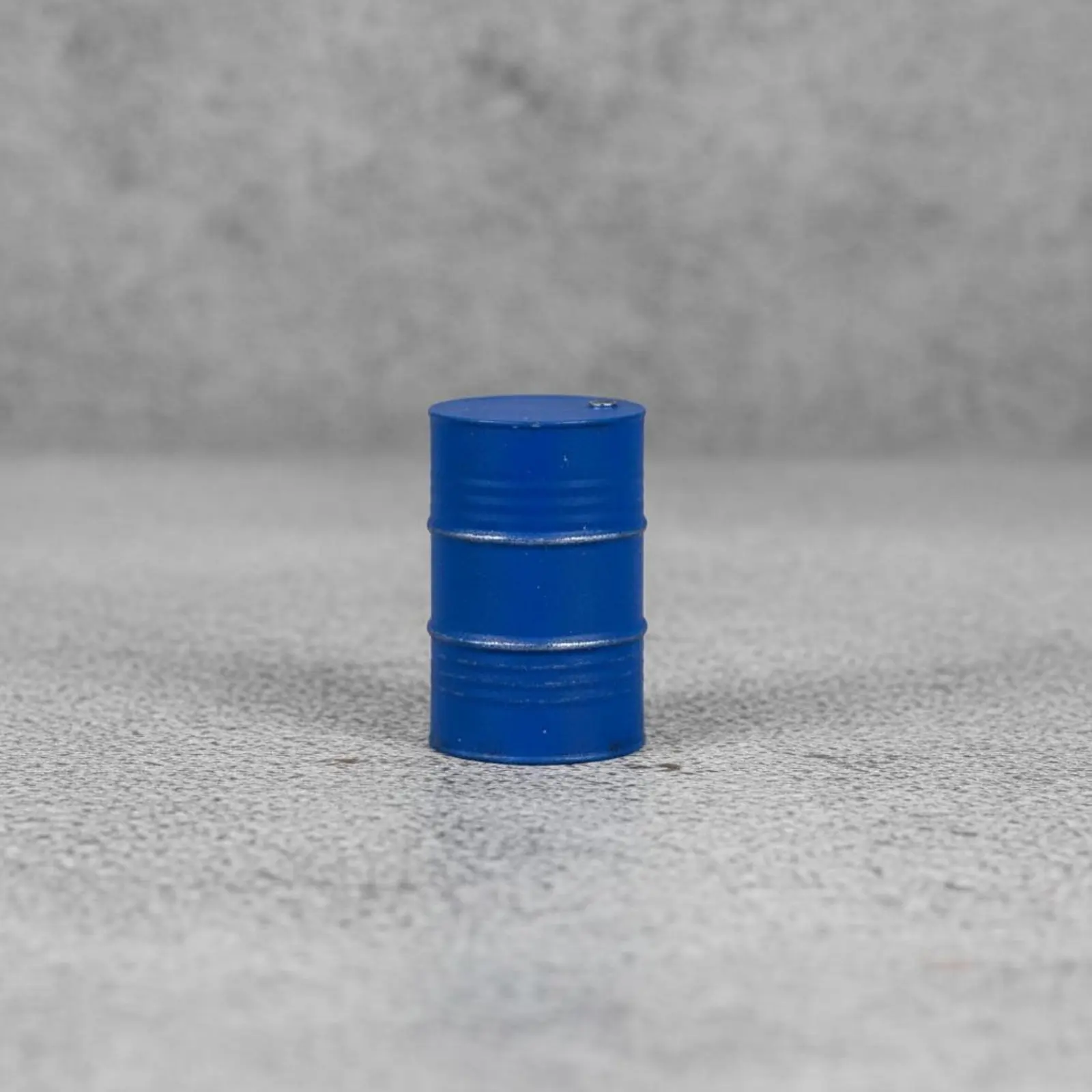 1:64 Scale Oil Barrel Realistic Features 1:64 Scale Barrel Miniature Garage Oil Drum Intricate Detailing for Repair Shop Scenes