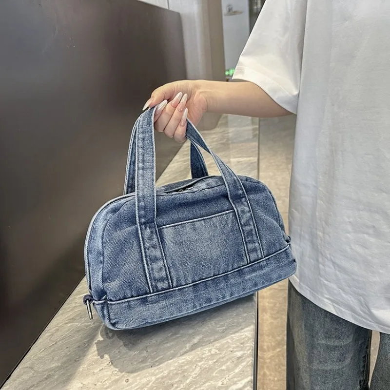 

Classic Elegant Leather Messenger Bag For Women Luxury Designer Crossbody Large Capacity Diaper Bag For Commuter Minimalist Tote