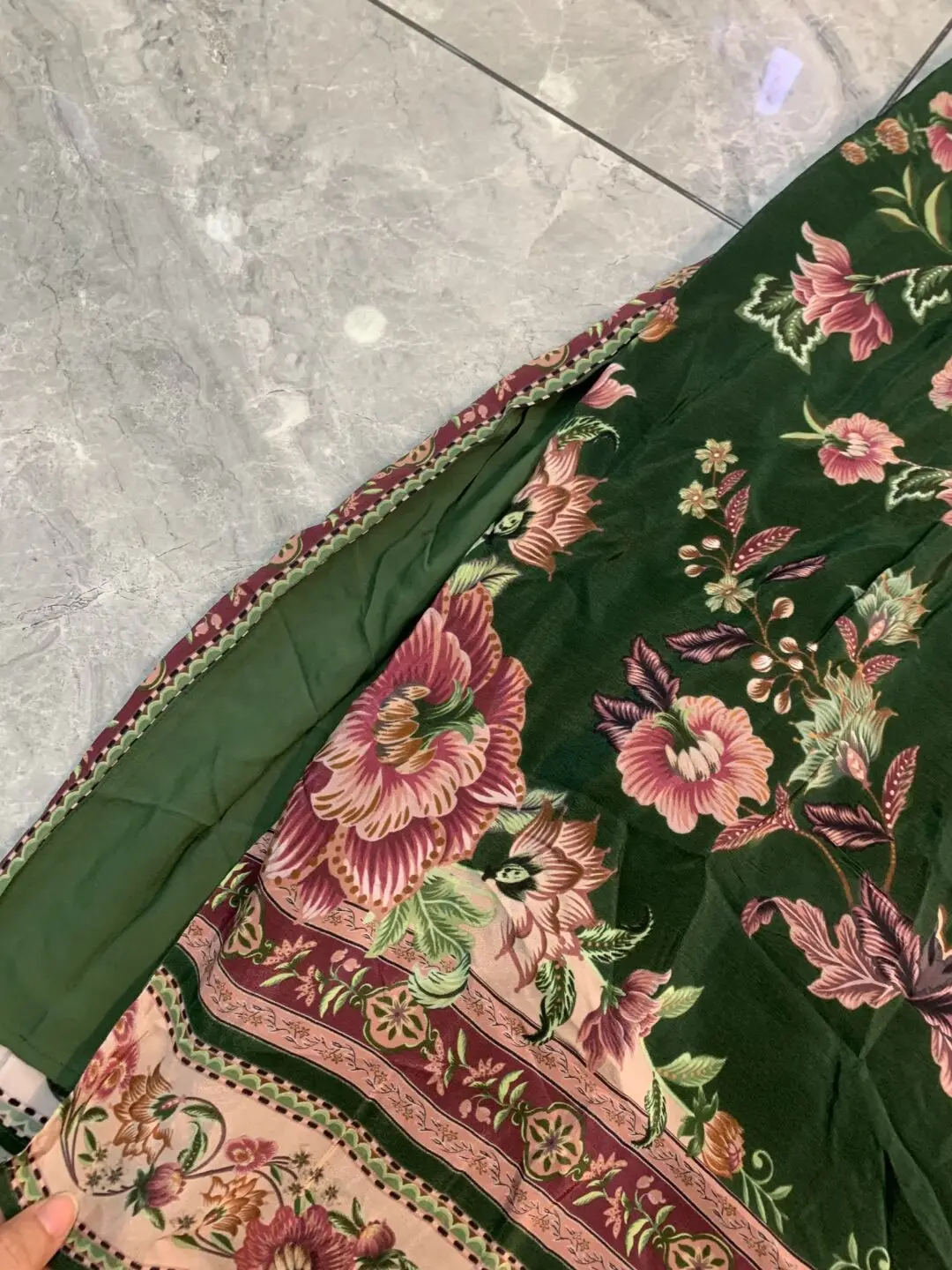 Damska sukienka maxi w kwiatowy wzór na ramiączkach, z wysokim stanem, bez rękawów, w stylu vintage.