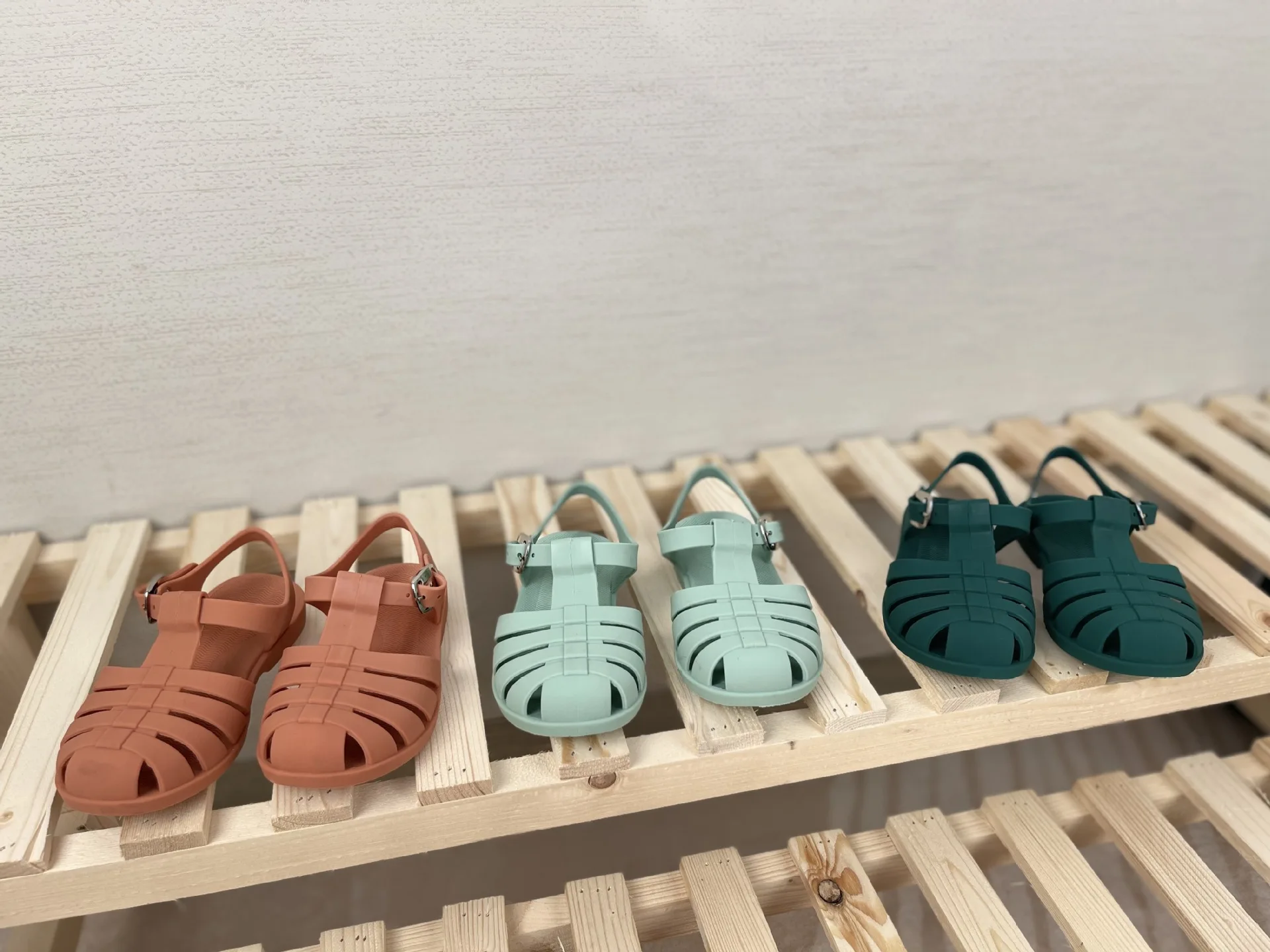 Summer Children\'s Rubber Soft Sole Beach Shoes Baby Kids Jelly Sandals Boys Girls Candy Color Shoes SO127