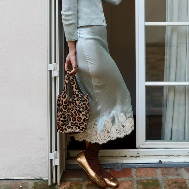 Damen-Maxiröcke aus Satin mit floralem Spitzenbesatz, elegante modische Dame, seidiger, fließender A-Linien-Rock, Y2k, zum Ausgehen, halber Slip, lange Röcke