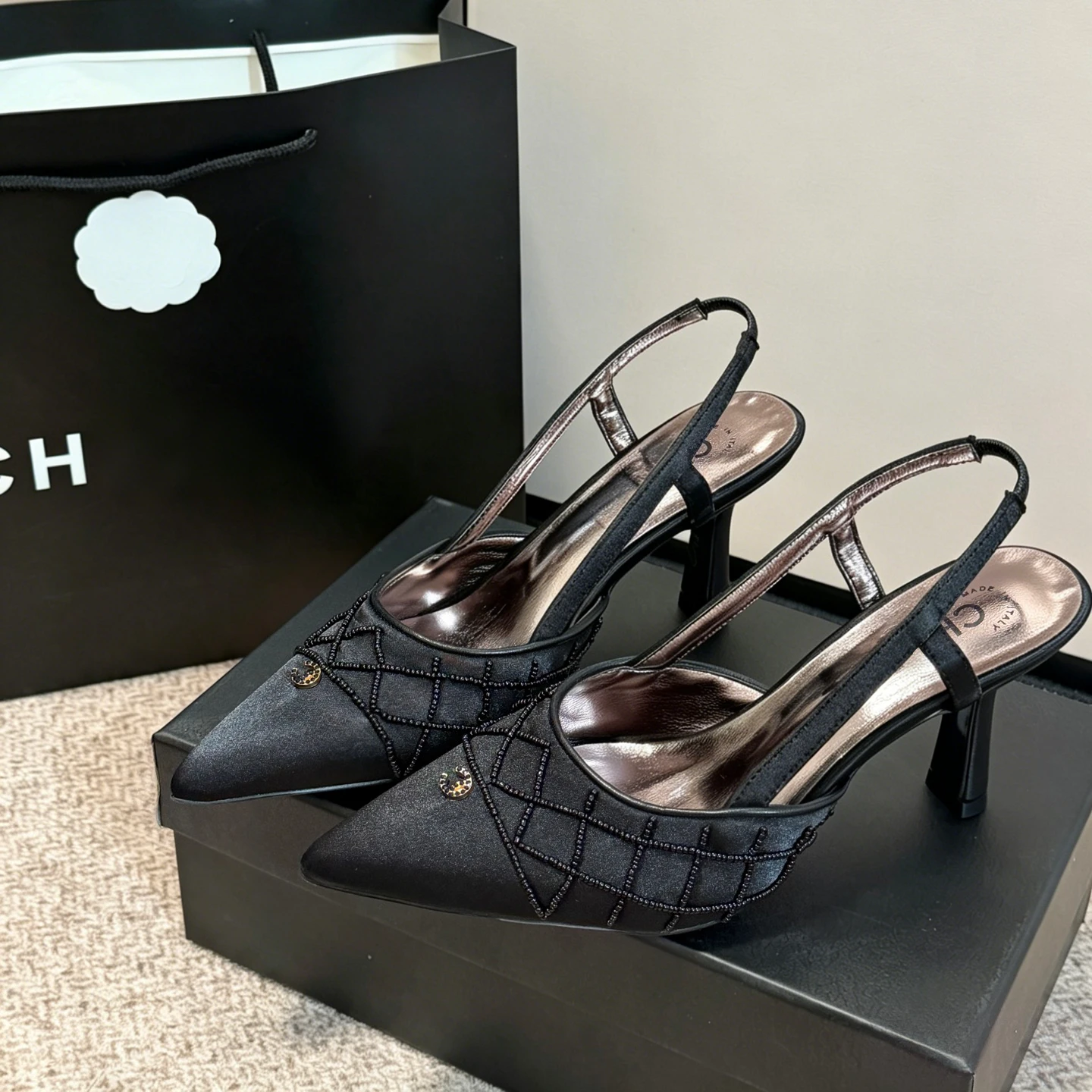 

26ss New Pointed-toe Sandals, European-style Pearl Design, Versatile Women's Front-heeled Single Shoes. High-end Luxury 7CM High-heeled Shoes with A Youthful and Feminine Style. French-style Sexy Platform Thin Heel Women's Shoes.