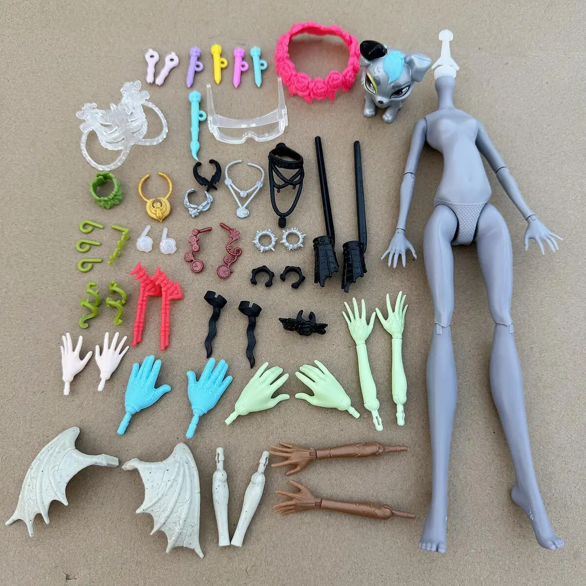 Nuevos Accesorios de Ropa para Muñecas Monstruos 1/6: Pulseras, Collares, Pendientes, Brazos y Manos de Repuesto, Gafas