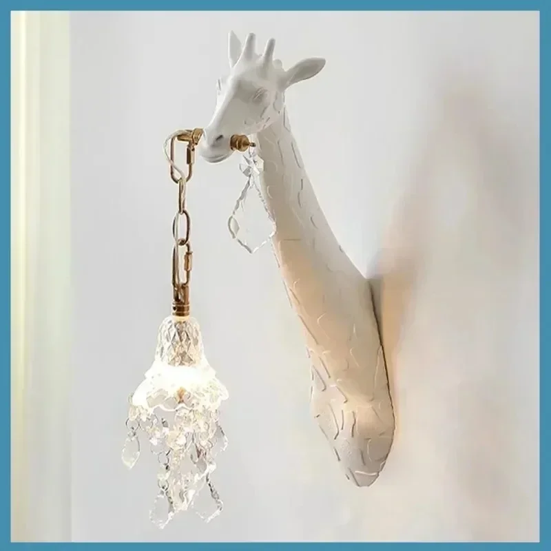 

Giraffe in Love Wall Lamp Designer Resin Animal Lamps Atmosphere Bedside Lighting Corridor Living Room Cute Room Decor Light