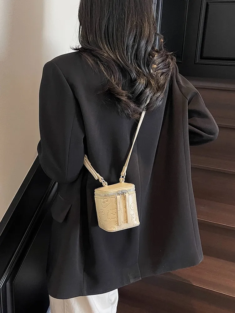 

Luxury designer hand-carried mini bag female 2025 new fashion casual shoulder bag niche high-end texture messenger lipstick bag