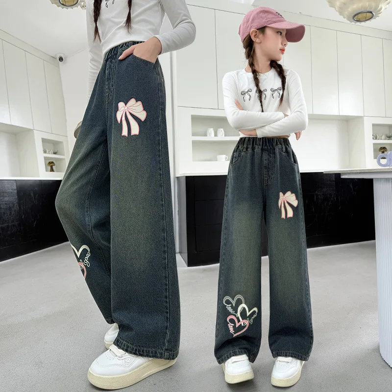 

Новые стильные детские весенне-осенние прямые джинсы с принтом сердечек и бантом для девочек-подростков, повседневные джинсовые брюки, детские брюки