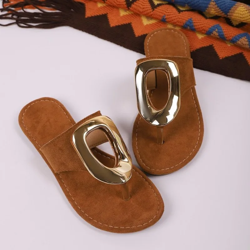 Chinelos Femininos de Verão, Sandálias Luxuosas, Flip Flops com Decoração Metálica, Calçados de Moda para Uso ao Ar Livre