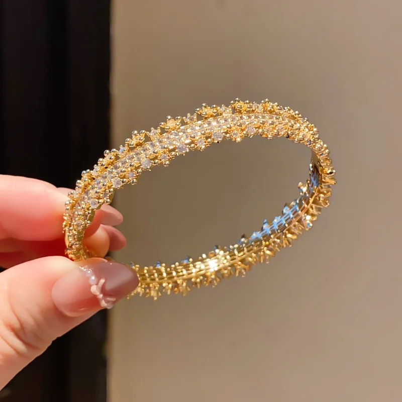 Classic Design Crystal Geometric Bangles for Women Fashion Brand Jewelry Zirconia Flower Bracelet Party Accessories