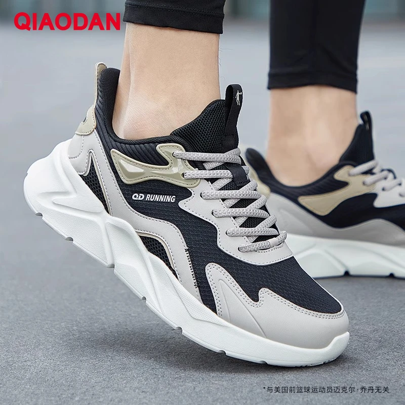 Sepatu Lari Pria QIAODAN 2025 Musim Gugur Sepatu Kasual Fashion Jaring Bernapas Nyaman Sepatu Outdoor Pria XM15220273