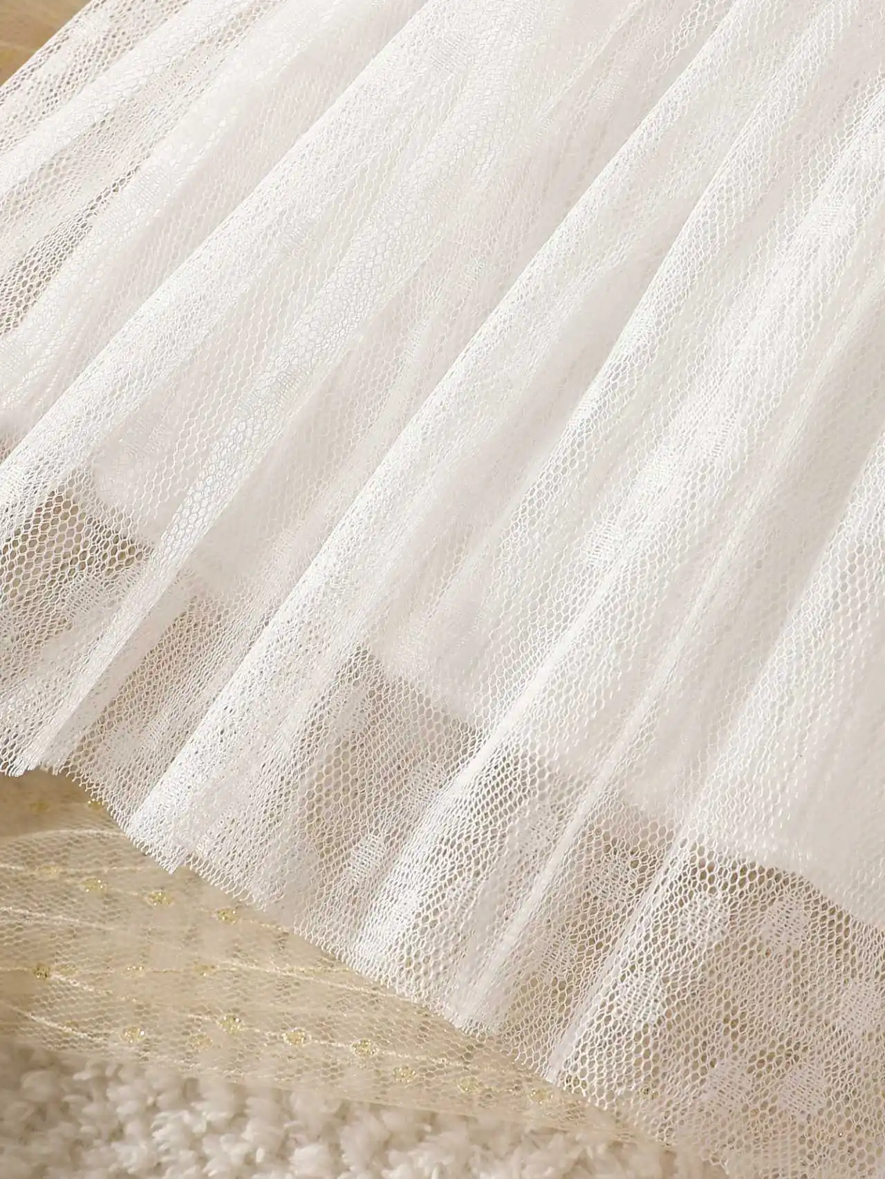 Sommerliches neues weißes geripptes Blumen-Mesh-Neckholder-Kleid für Mädchen mit passendem Blumen-Stirnband, süßer und lieblicher Stil. – Detail 7