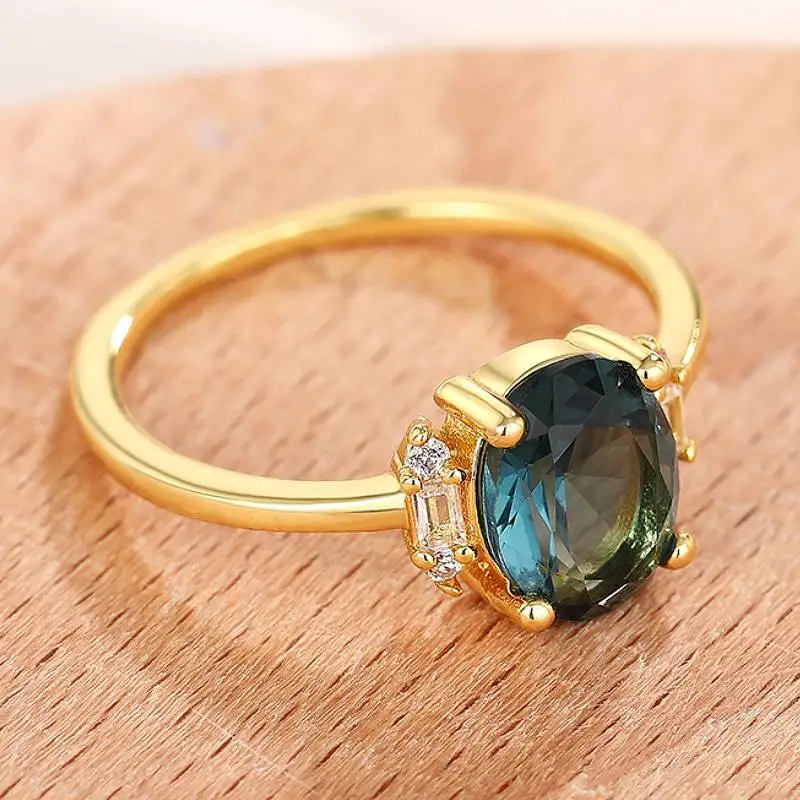 Huitan Eleganter Damenring in Goldfarbe mit eingelegtem, glänzendem, ovalem CZ, modisches, schlichtes Accessoire für Hochzeit, Verlobung, vielseitiger Schmuck