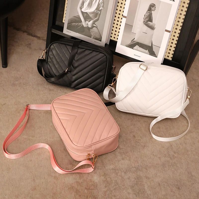 

V-patterned embroidered crossbody bag, fashionable and trendy shoulder bag, belt