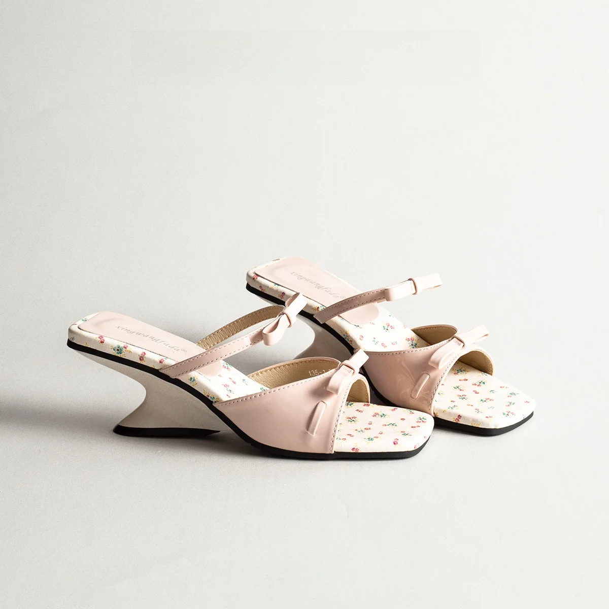 nuovi-sandali-donna-2026-con-tacco-a-zeppa-stile-dolce-versatili-con-cinturino-singolo-e-nodo-abbinabili-a-gonne-tacchi-alti-alla-moda