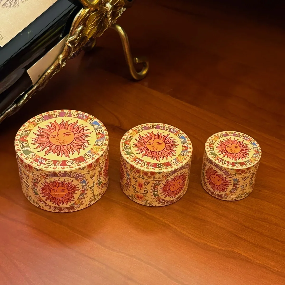 เครื่องบดสมุนไพร 4 ชั้น ขนาด 1.4/1.8/2.4 นิ้ว ยี่ห้อ Red Sun ทำจากโลหะผสมสังกะสี ใช้บดใบกัญชา บดสมุนไพรด้วยมือ อุปกรณ์สูบบุหรี่ ของขวัญ