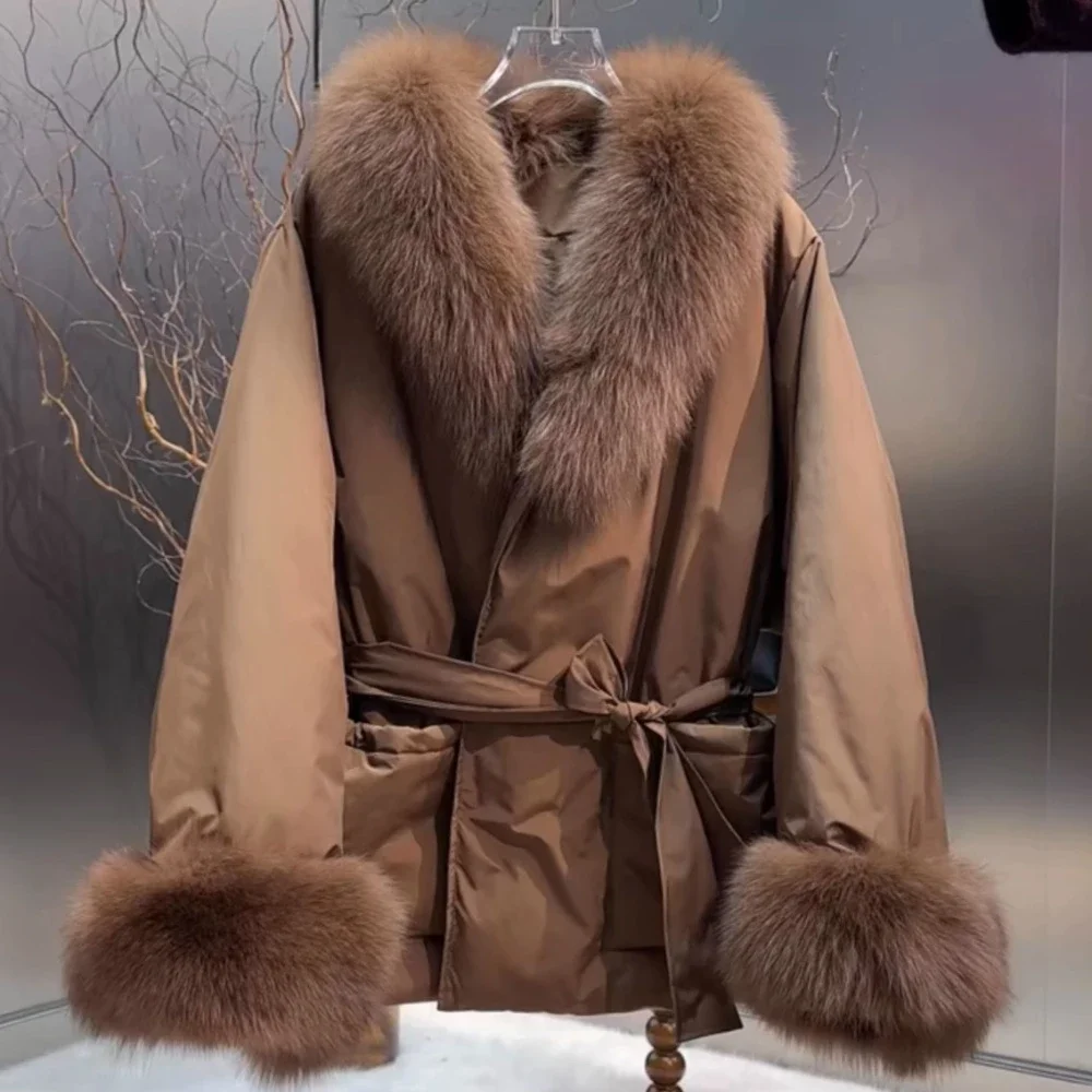 سترة نسائية شتوية لعام 2025 بياقة من فرو الثعلب الحقيقي مع رباط من الفرو الطبيعي ملابس خارجية فاخرة فضفاضة ودافئة معطف نسائي أبيض من ريش الإوز