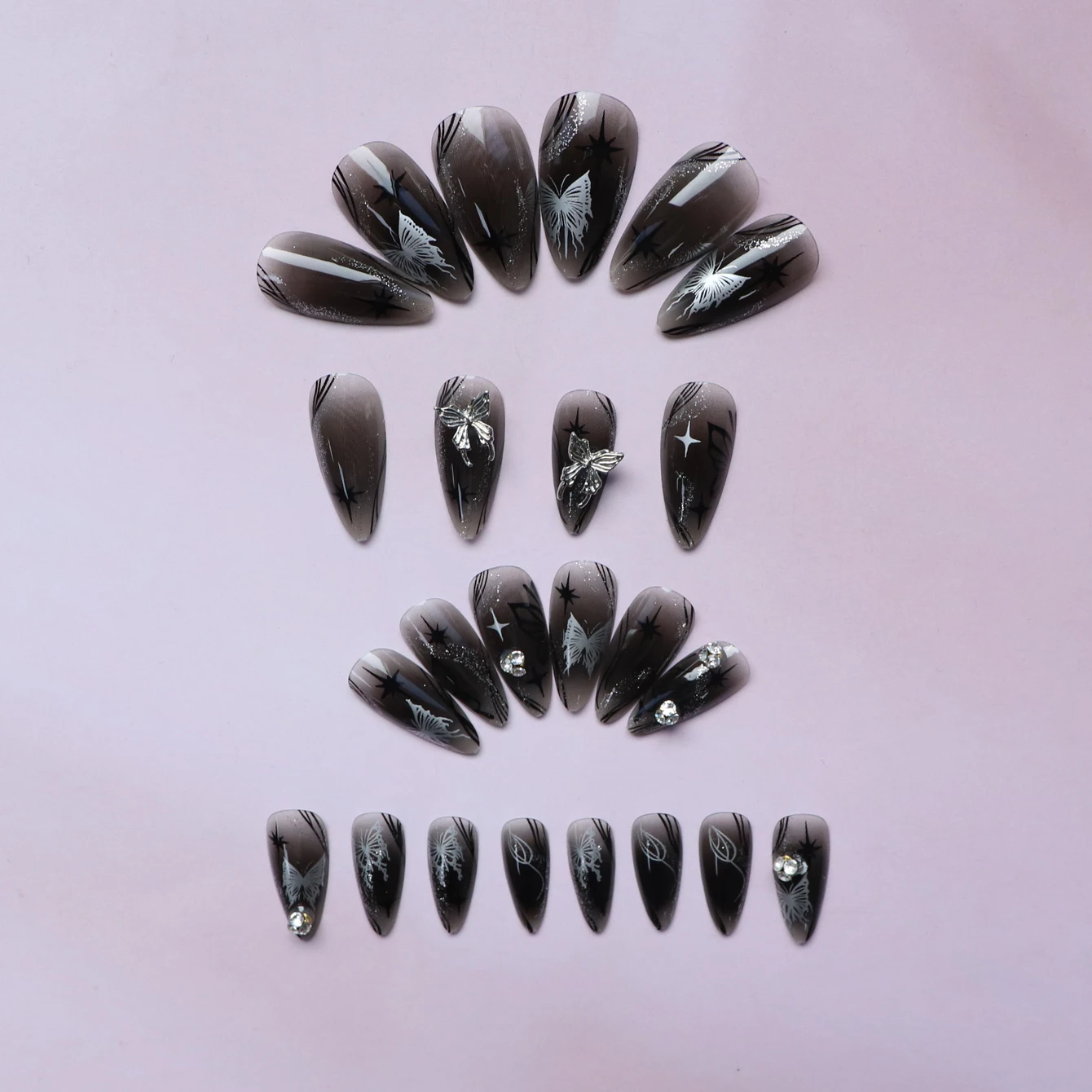 Papillons d'Amandes Moyens Noirs Incrustés sur les Ongles, Décorés de Pierres de Kirchin Brillantes, Argent Brcorporelle, France, 24 Pièces