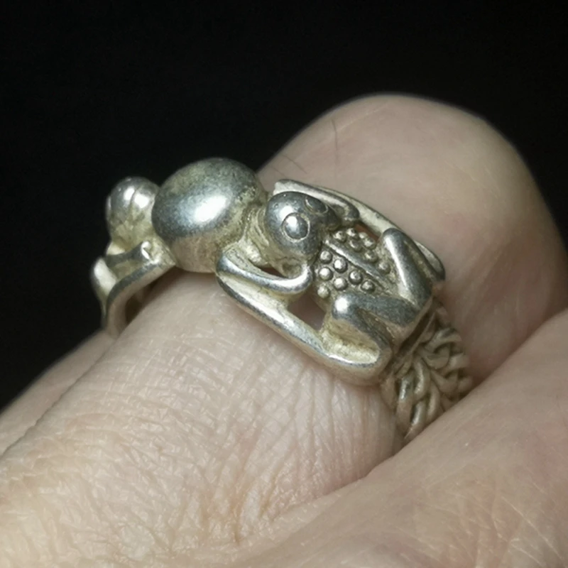 YIZHU CULTUER ART Size Diameter 19.5m Old China Tibet Silver Carving Frog Statue Ring Gift Collection view 3