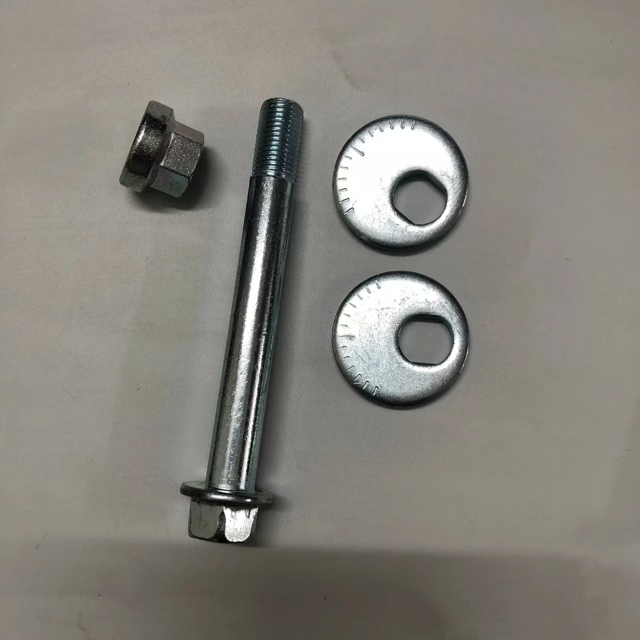 4013A082 4113A053 Parafuso do braço de suspensão Parafusos de ligação do braço oscilante inferior para Mitsubishi Paiero Montero V83W V85W V93W V97W V98W