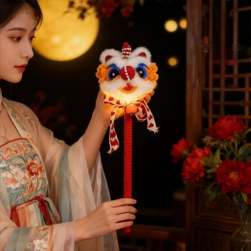 

Chinese Style Handheld Lion Lantern Traditional Plush Glowing Lion Dance Lantern Decoration Ornaments New Year Lantern Ornaments