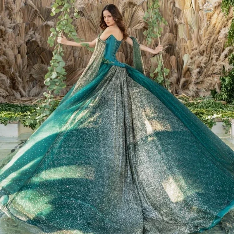 Vestido brillante verde esmeralda para Quinceañera de 15 años, cuentas de cristal, encaje con capa, vestido de baile, vestidos de graduación