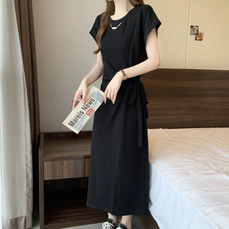 デザインされたウエストシェイプスリットドレス、ゆったりとしたスリムフィットTシャツ、ロングスカート