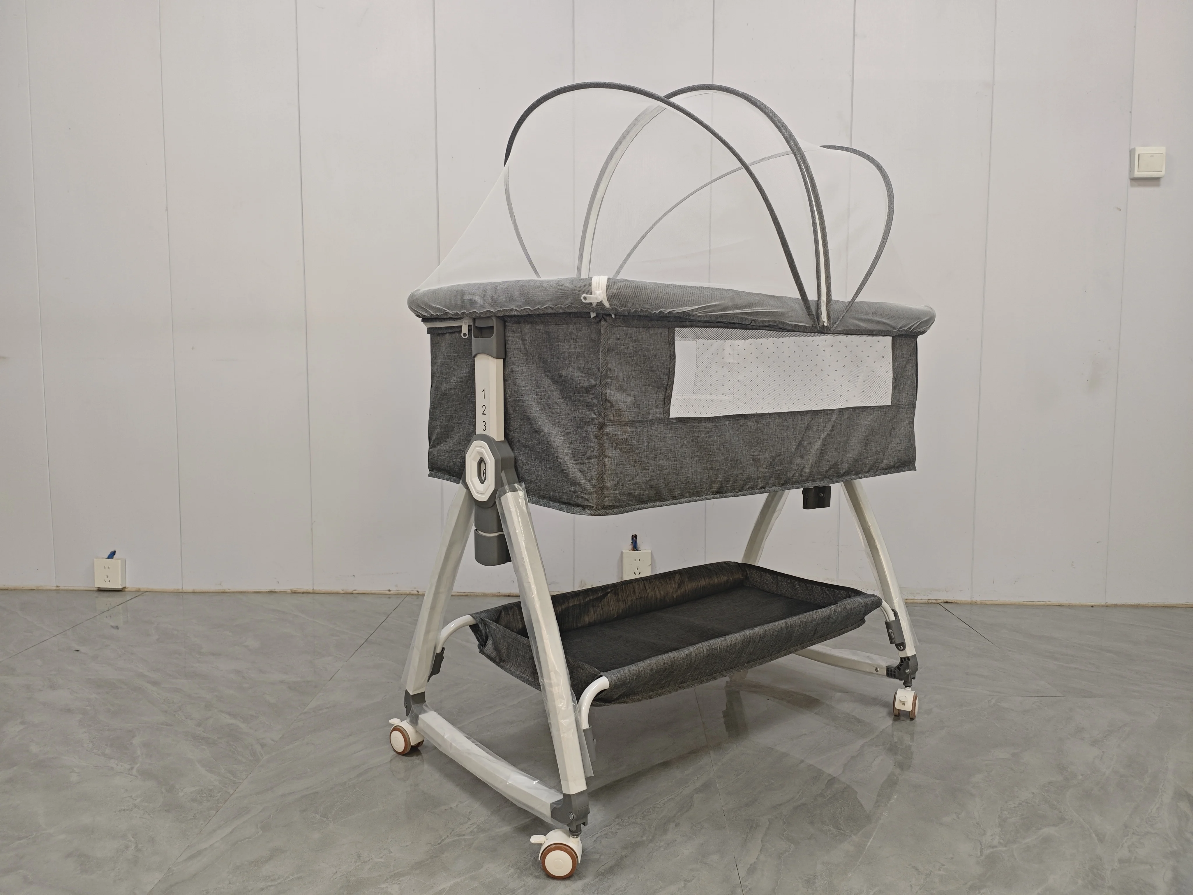 Portable Metal Contemporary Baby Bassinet Bedside Co-Sleeping Crib 0-6 Months 5 Height Adjustable Cot Mosquito Net Hotel Bedroom