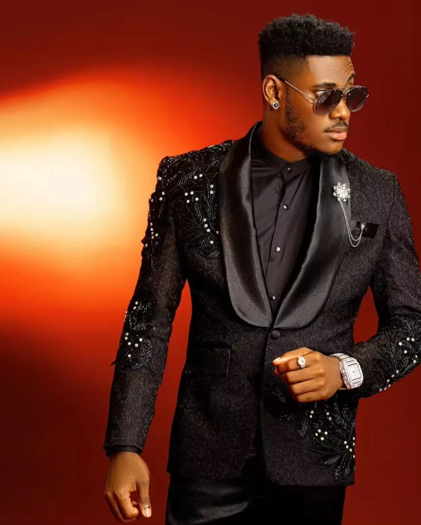 Abiti da uomo jacquard personalizzati con paillettes perline di cristallo su misura sposo 2 pezzi cappotto pantalone occasioni formali festa cantante affari